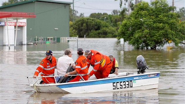 Australští záchranáři odvážejí obyvatele zplaveného města Chinchilla do bezpečí (29. prosince 2010)