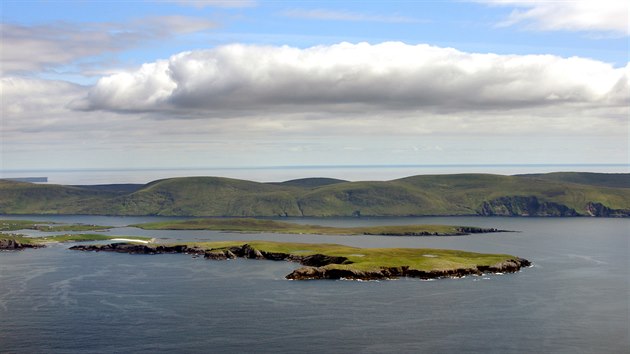 Některé z ostrovů, kam skotská společnost létá, by mnozí možná neuměli najít ani na mapě. Třeba Shetlandy, nejsevernější území Skotska i Velké Británie. Na snímku jsou pohledy na jižní část Shetland, které mají rozlohu 1 468 km2 a leží severovýchodním směrem od Orknejí.
