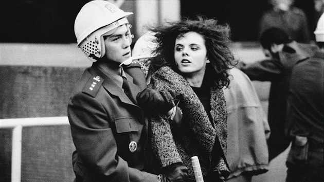1989. Na podzim roku 1989 už mnozí věřili, že se komunistický režim bortí. Demonstraci z 28. října, zachycenou Na snímku, ještě Veřejná bezpečnost rozehnala. O necelý měsíc později, 17. listopadu, už ale režim padl. (Praha, 28. října 1989)