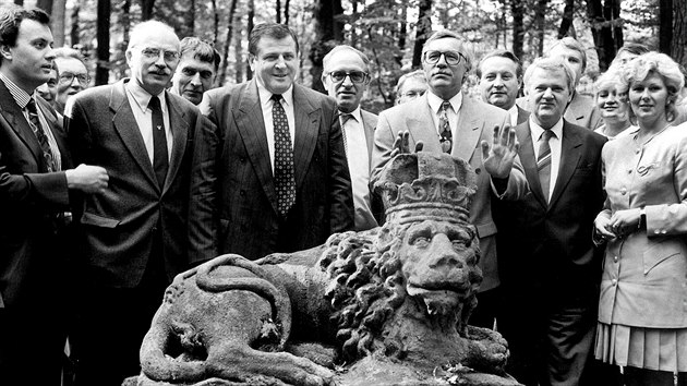 1992. Je rozhodnuto, eskoslovensko se dl na dva stty. Jet se jedn o technickch detailech. Na zahrad zmku v Kolodjch zleva V. Dlouh, K. Dyba, D. Slobodnk, V. Meiar, J. Strsk, V. Klaus, J. Tuchya, R. Kov a A. Nagyov. (Praha, 10. jna 1992)