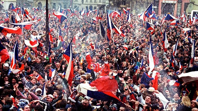 1998. Olympijsk zlato z Nagana. Pot, co hokejist zvtzili nad Ruskem, propukly na Staromstskm nmst v Praze mohutn oslavy. Kolem osm hodiny rno u tam bylo pes sto tisc lid. (Praha, 22. nora 1998)