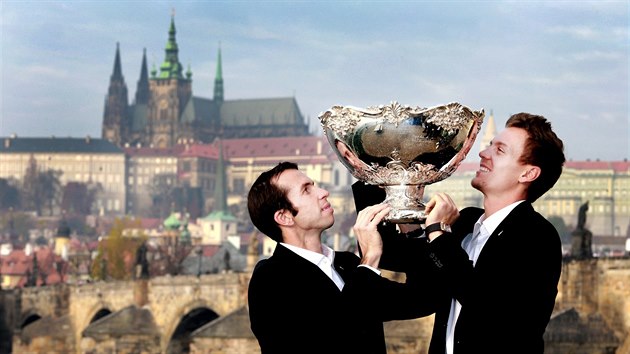 2012. Vtzov Davis cupu. Tom Berdych a Radek tpnek s panoramatem Hradan za zdy a slavnou saltovou msou nad hlavou. esko ji zskalo po 32 letech, kdy ve finle zdolalo panlsko 3:2 na zpasy. (Praha, 19. listopadu 2012)