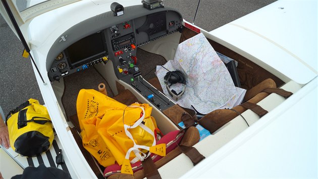 Nutné vybavení pro nouzové přistání na mořské hladině - vodotěsný vak, záchranná vesta. Na fotografii nejsou vidět samonafukovací člun a neoprénový oblek. (26. června 2014)