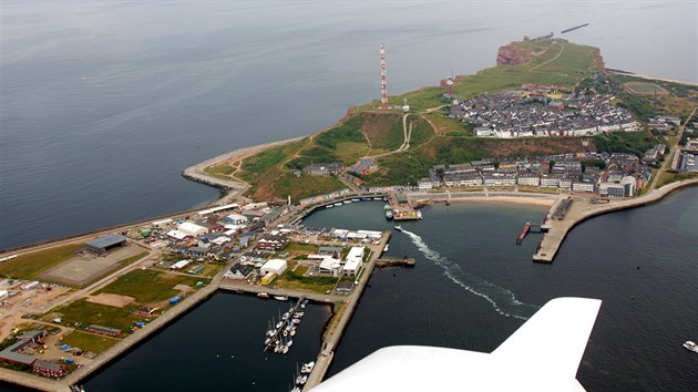 Celkový pohled na ostrov Helgoland. Za Druh světov vlky byla na ostrově německ ponorkov zkladna a po vlce se jej Britov snažili bombardovnm zcela smazat z povrchu světa.