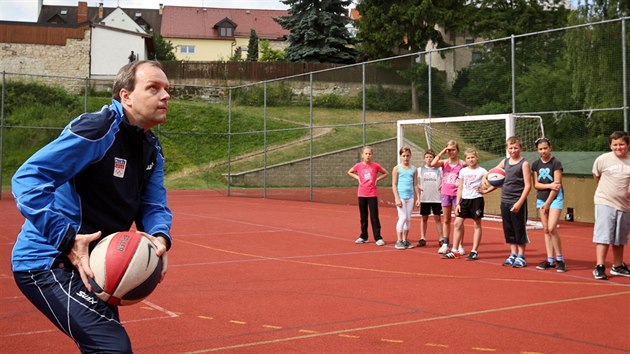 Ministr �kolství Marcel Chládek odu�il na základní �kole v Novém Stra�ecí jednu...