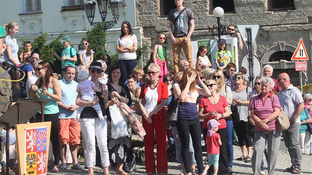 Ve Frýdku-Místku i v Klimkovicích přišly Lukáše pozdravit stovky lidí. (19. června 2014)