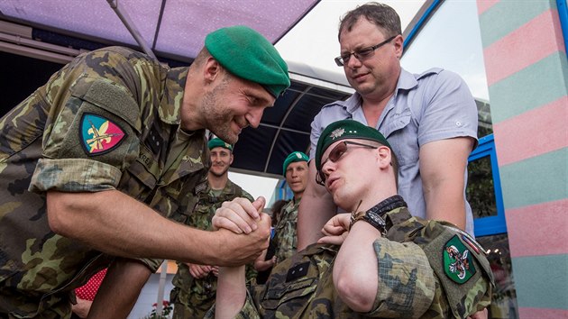 Luká Hirka se zdraví se svými kamarády - spolubojovníky. Z jejich mimoádného...