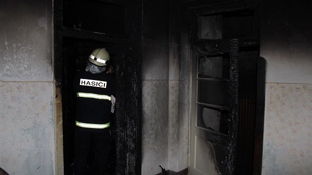 V pondl veer hoelo v centru Vimperka. Zasahujc hasii museli po uhaen bytu siln zakouen dm odvtrvat.. (24. 6. 2014)
