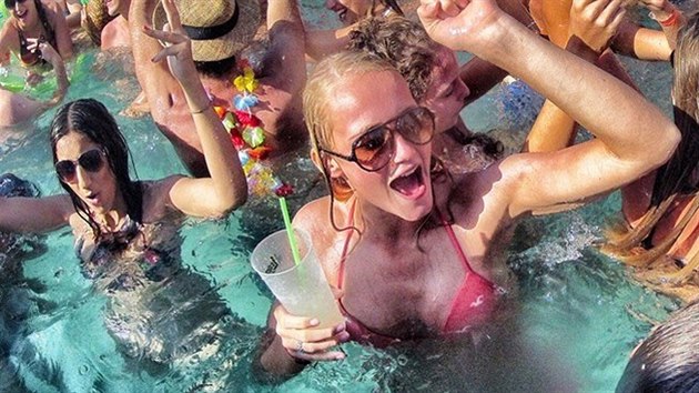 Bez osv�ujícího koktejlu  se letní party neobejde.