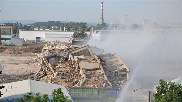 Řízená demolice výrobních hal OP Prostějov (28. června 2014)