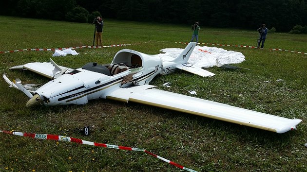 Ultralight spadl na louku mezi obcemi Kondrač a Kamenná poblíž Trhových Svinů na Českobudějovicku. Nehodu nepřežili dva muži.