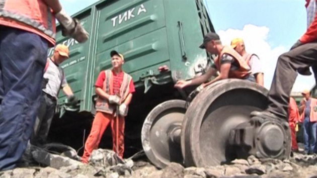 Na vchod Ukrajiny po explozi vykolejil nkladn vlak. (23. ervna 2014)