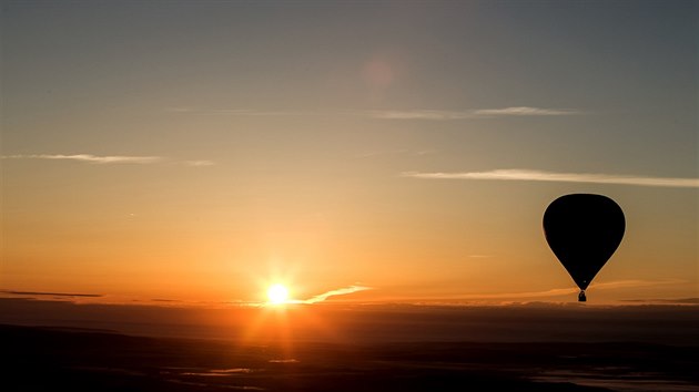 Fotoreportr MF DNES Ji Salik Slma absolvoval let balonem nad nonm Brnem. Nafotil osvtlen ulice a hrad pilberk i vchod slunce nad jin Moravou.