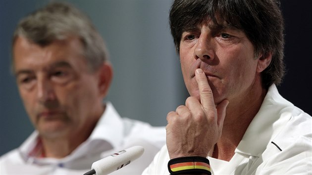 Zachmuemý nmecký trenér Joachim Löw na tiskové konferenci Santo Andre poté,...