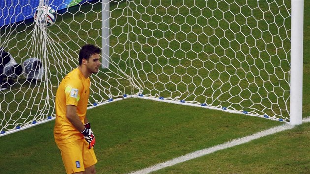 Řecký gólman Orestis Karnezis se jen ohlédl, jak míč po střele kostarického kapitána Bryana Ruize skončil v jeho síti.