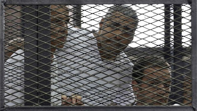 Novini Peter Greste, Mohamed Fahmy a Bhir Muhammad, kte pracovali v egyptskm studiu televize al-Dazra, m do vzen za dajn en nepravdivch informac (23. ervna 2014)