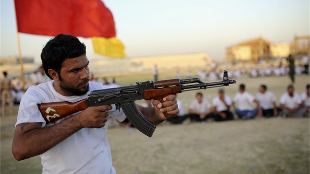 itsk dobrovolnk se v Nadfu pipravuje k boji proti sunnitskm militantm. (26. ervna 2014)