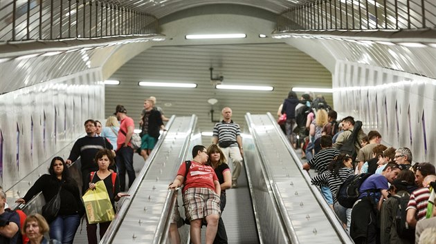 V pl tet zastavil v rekonstruovan stanici metra Nrodn tda po dvou letech prvn vlak s cestujcmi.