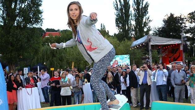 Eva Samkov pr popularitu nesn, ale vyuv ji k pilkn dt ke sportu.
