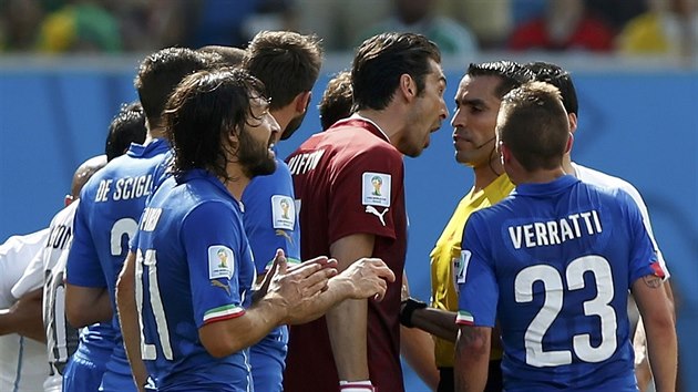 PRO, PRO? Gianluigi Buffon jako kapitn italsk fotbalov reprezentace diskutuje s rozhodm Markem Rodriguezem. Nelbila se mu erven karta pro Claudia Marchisia.