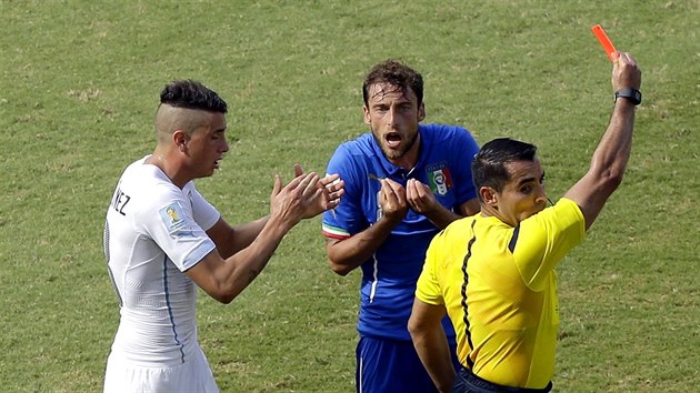 ERVEN, A VEN! Italsk fotbalov reprezentant Claudio Marchisio dostal od sudho Marka Rodrigueze ervenou kartu. Byla vak hodn psn.