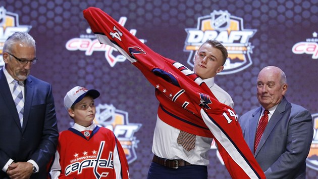 Jakub Vrna pi draftu NHL oblk dres Washingtonu. 