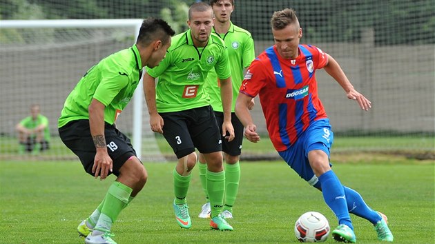 Stanislav Tecl z Plzn se pokou proniknout obranou Mostu. 