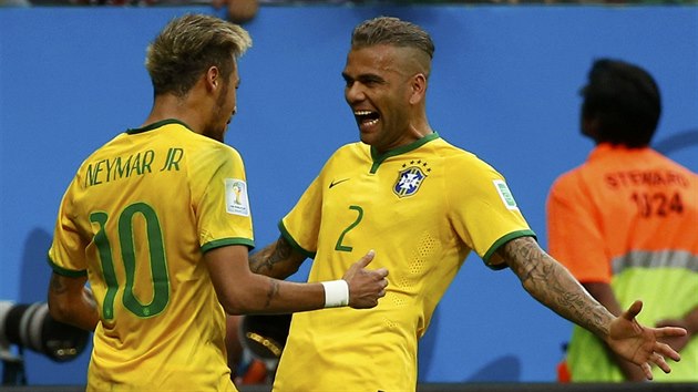Brazilsk obrnce Dani Alvs blahopeje Neymarovi ke vstelenmu glu.