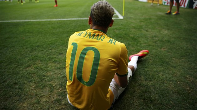 Brazilsk tonk Neymar sed na zemi a div se, e rozhod po pedchozm zkroku neodpskal faul.