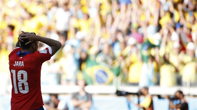 Chilský obránce Gonzalo Jara lituje zahozené penalty v rozhodujícím rozstřelu osmifinále mistrovství světa.