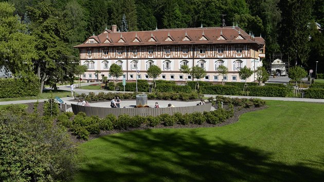 Pavilon pramene Nov Jubilejn je oszen stle zelenmi rododendrony. Pramen zpstupnili teprve loni.