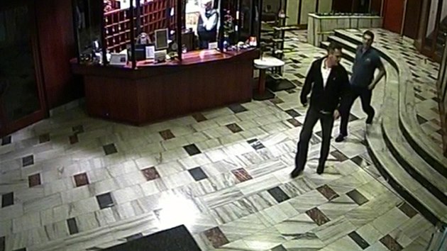 Policie zjiuje totonost mu, kter zachytila bezpenostn kamera hotelu.