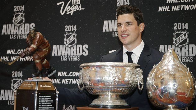 Sidney Crosby s trofejemi, které získal  za uplynulou sezonu: (zleva) Ted...