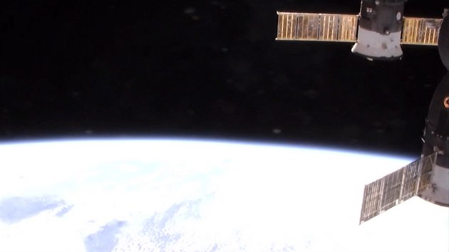 Shlédněte na sebe z vesmíru. Takhle nás právě teď pozorují z ISS - iDNES.cz