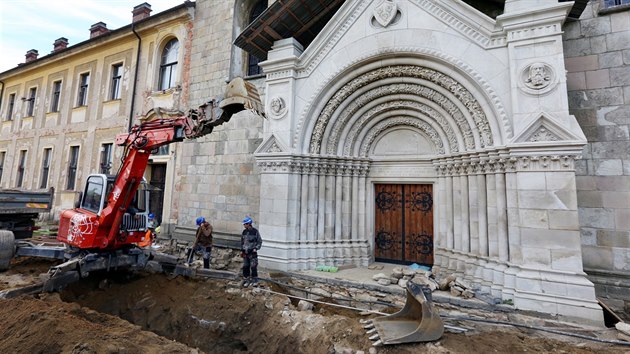 Záchranný archeologický výzkum před klášterním kostelem v Teplé objevil rozsáhlé pohřebiště.