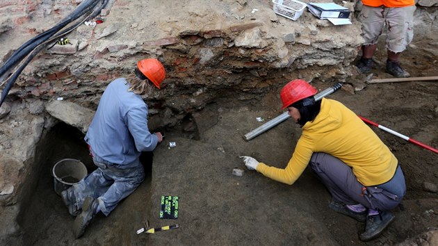 Záchranný archeologický výzkum před klášterním kostelem v Teplé objevil rozsáhlé pohřebiště.