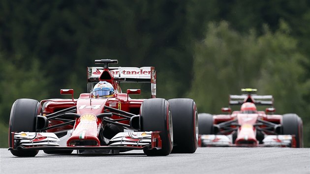 Fernando Alonso (vlevo) a Kimi Rikknen zastupuj ve Velk cen Rakouska stj Ferrari.