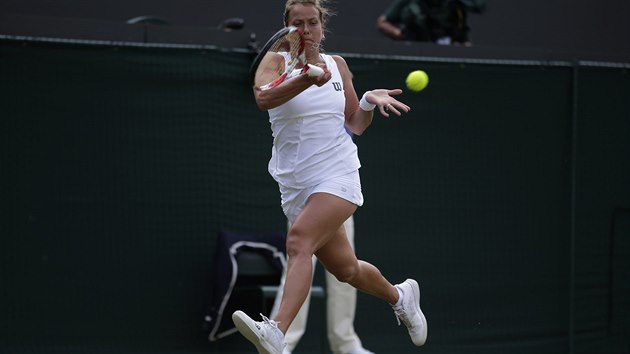 FORHEND V BĚHU. Barbora Záhlavová-Strýcová zahrává forhend v pohybu v zápase s Li Na.