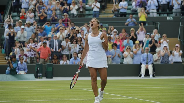POVEDLO SE. Barbora Záhlavová-Strýcová právě dobyla svou životní výhru - porazila ve Wimbledonu druhou nasazenou Li Na.