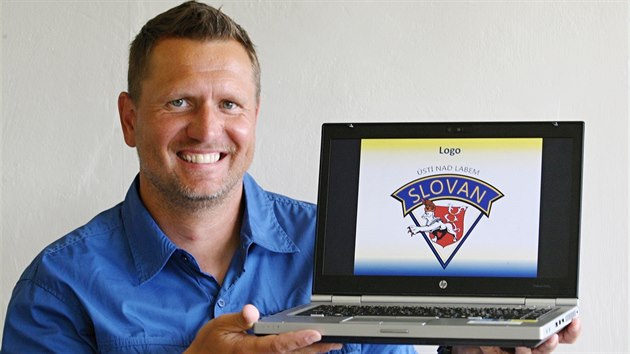 Jan aloun s novm logem steckho Slovanu, kter sm vymyslel.