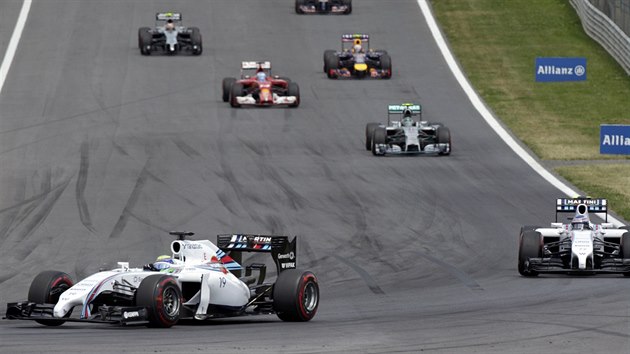 Velk cena Rakouska krtce po startu - vlevo vtz klasifikace, jen odstartoval z pole position, Felipe Massa