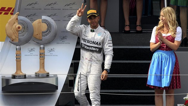 Lewis Hamilton z Mercedesu se raduje z druh pky na Velk cen Rakouska formule 1.