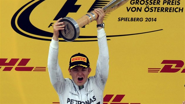 JE TO MOJE! Nico Rosberg z Mercedesu triumfln oslavuje vtzstv na Velk cen Rakouska formule 1.