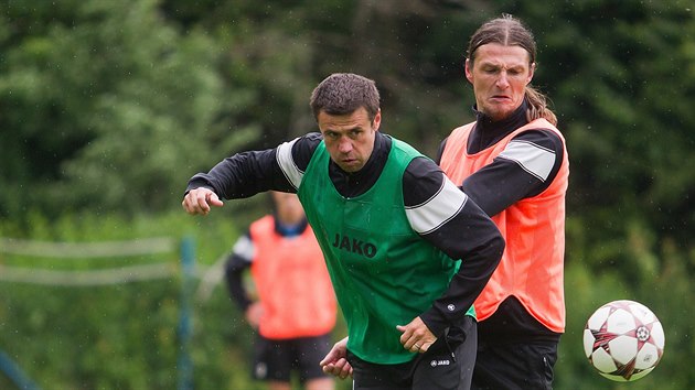 Marek Kuli (vlevo) a Adrian Rolko na trninku hradeckch fotbalist ped novou seznou