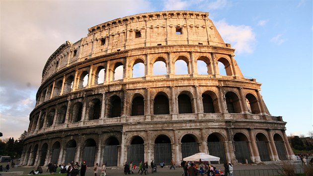 Koloseum pat mezi nejzachovalej pamtky antickho ma. Z jedn strany dokonce vypad tm stejn jako ped dvma tisci let.
