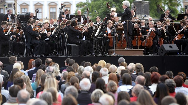 esk filharmonie ukonila svou 118. koncertn sezonu na Hradanskm nmst v Praze pod vedenm fdirigenta Jiho Blohlvka (24. ervna 2014).