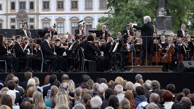 esk filharmonie ukonila svou 118. koncertn sezonu na Hradanskm nmst v Praze pod vedenm fdirigenta Jiho Blohlvka (24. ervna 2014).