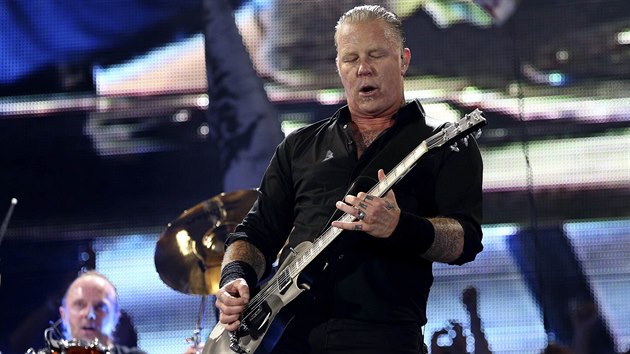 Ldr Metalliky James Hetfield na koncertu v Glastonbury (28. ervna 2014)