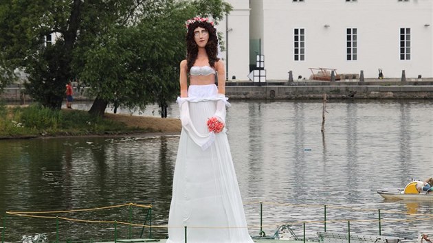 Na Vltavě vyrostla obří socha nevěsty, přihlásila se k ní TV Prima. Socha vznikla jako podobizna Andrey Verešové, která si zahraje v seriálu Svatby v Benátkách.