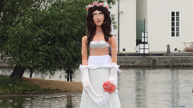 Na Vltavě vyrostla obří socha nevěsty, přihlásila se k ní TV Prima. Socha vznikla jako podobizna Andrey Verešové, která si zahraje v seriálu Svatby v Benátkách.